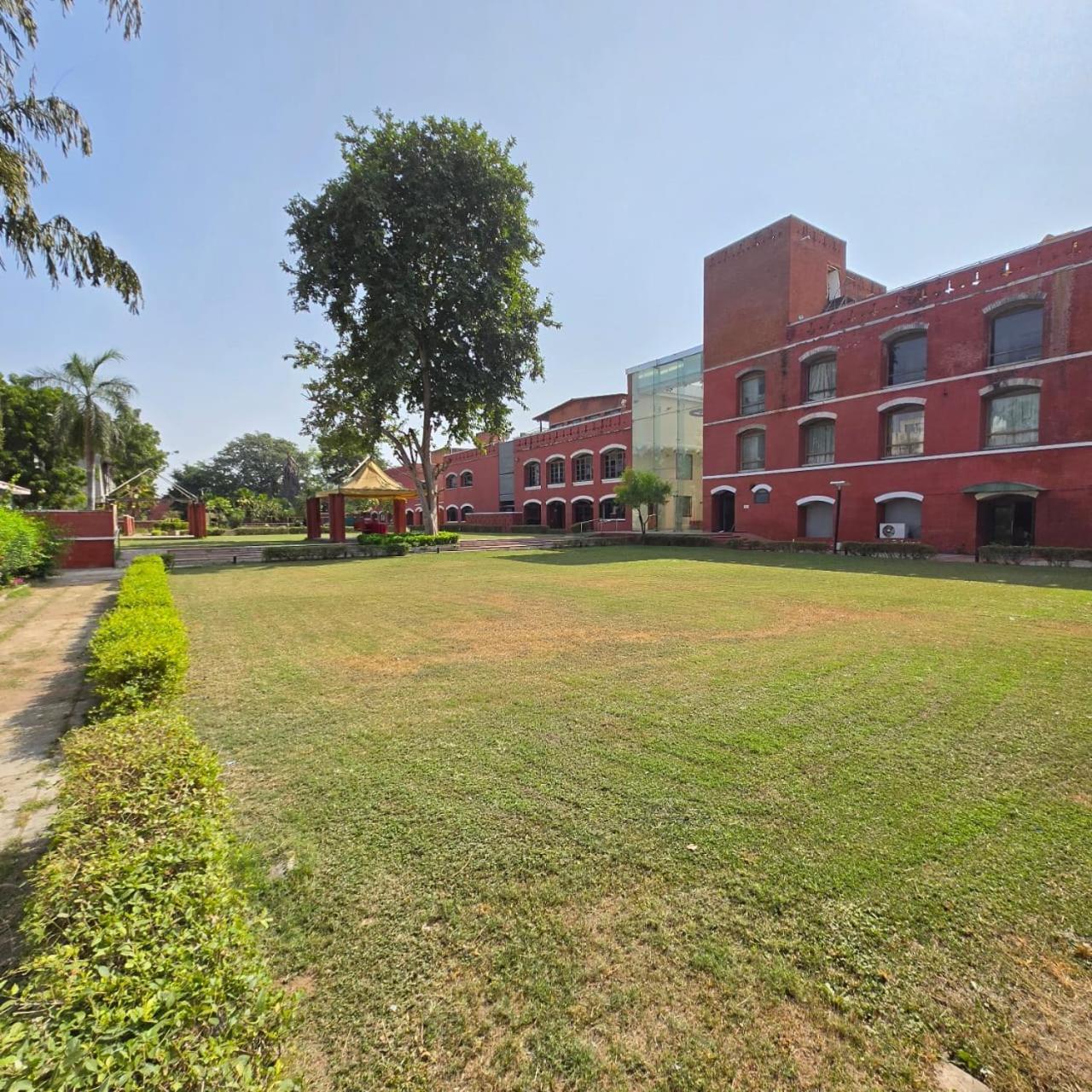 The Sky Imperial, Gandhinagar Hotell Eksteriør bilde